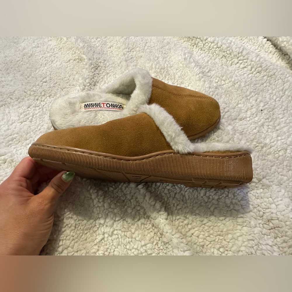 Minnetonka Tan and Cream Chesney Slippers